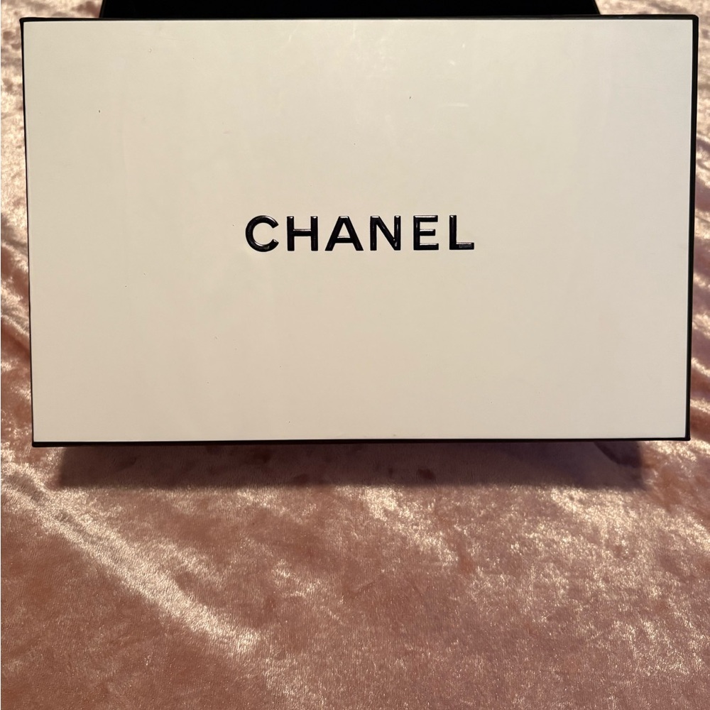 CHANEL White and Black Logo Box